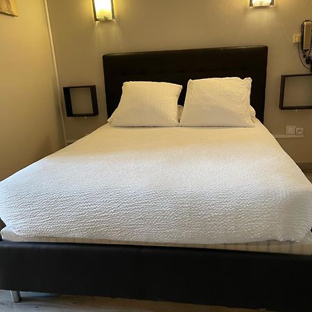 Logis Hotel Le Clement V Roquemaure  Esterno foto
