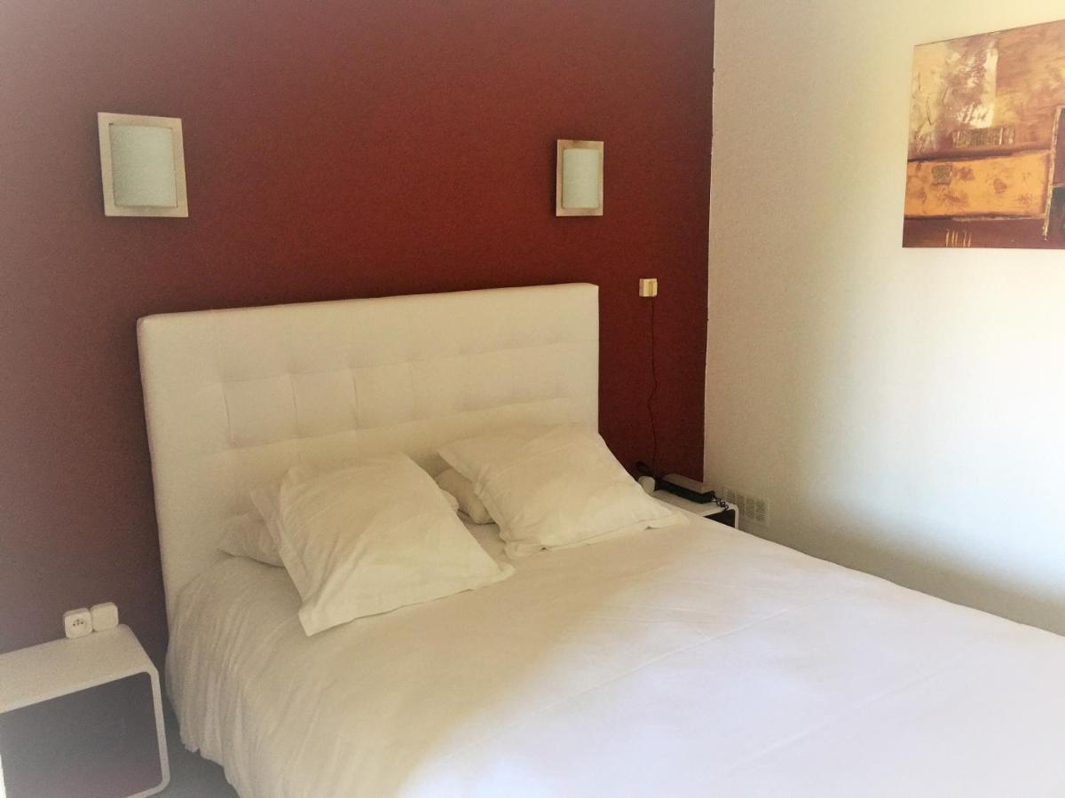 Logis Hotel Le Clement V Roquemaure  Esterno foto