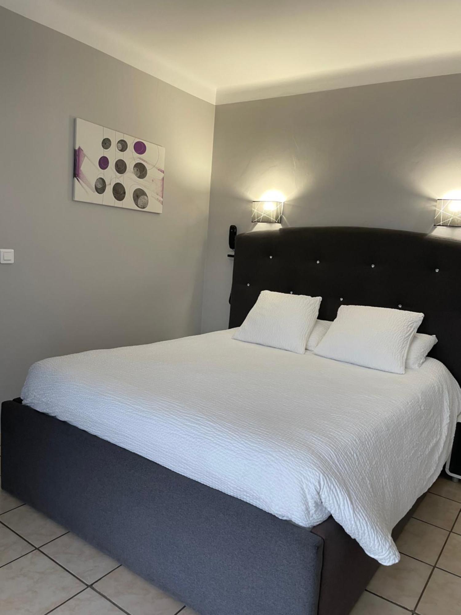 Logis Hotel Le Clement V Roquemaure  Esterno foto