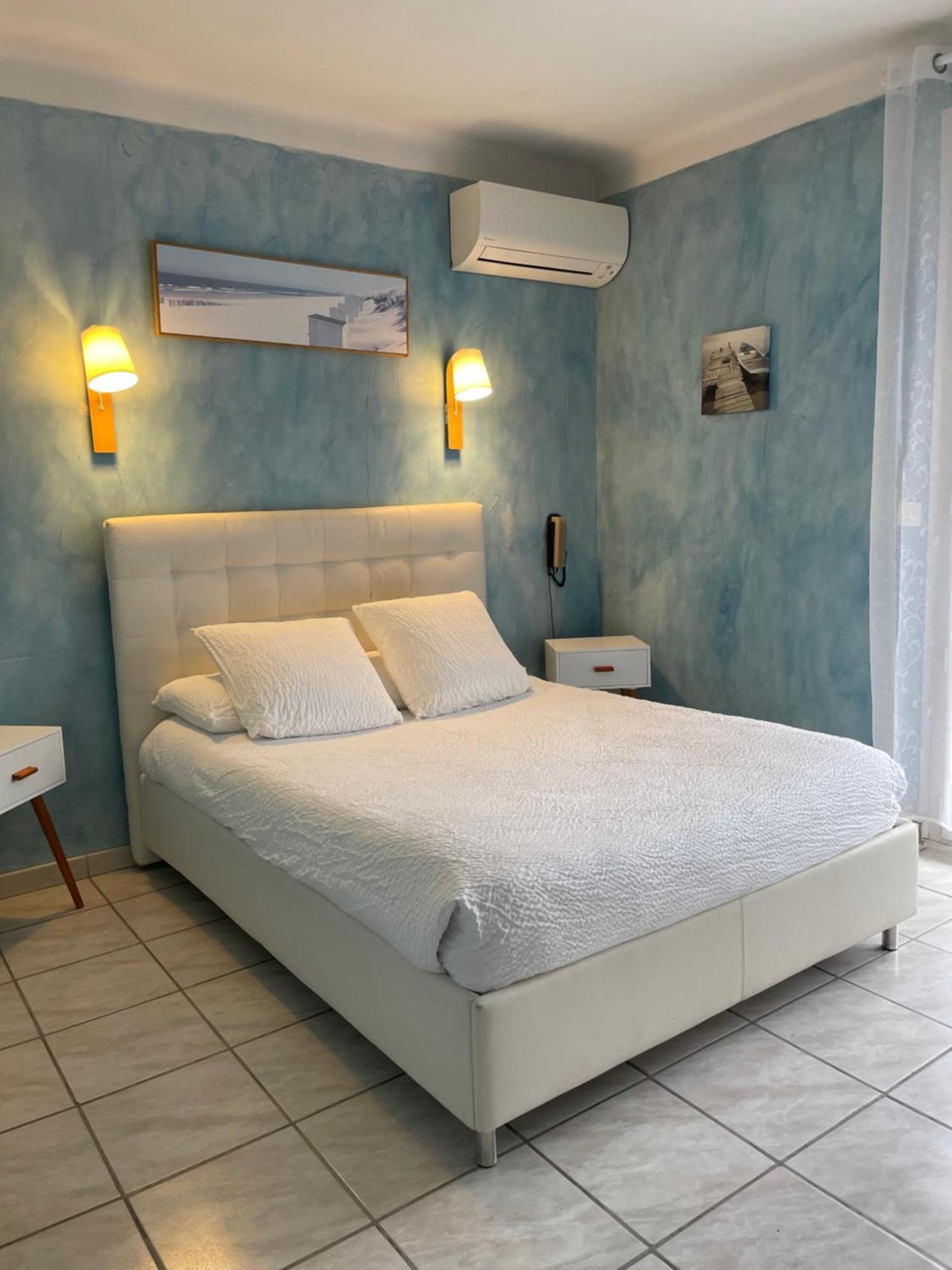 Logis Hotel Le Clement V Roquemaure  Esterno foto