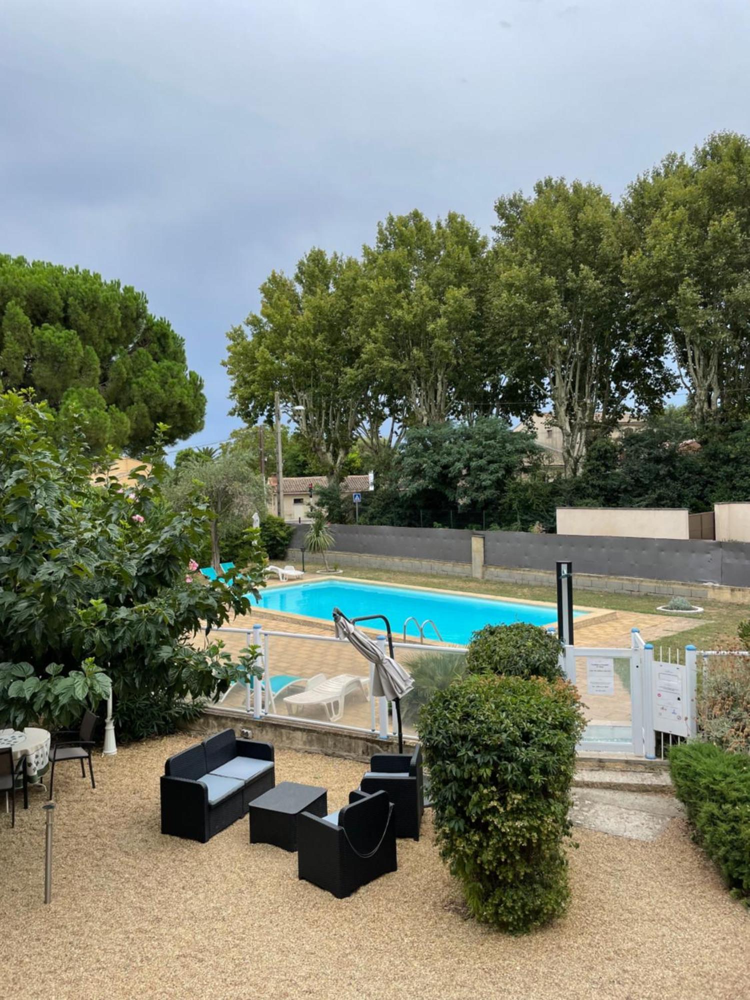 Logis Hotel Le Clement V Roquemaure  Esterno foto