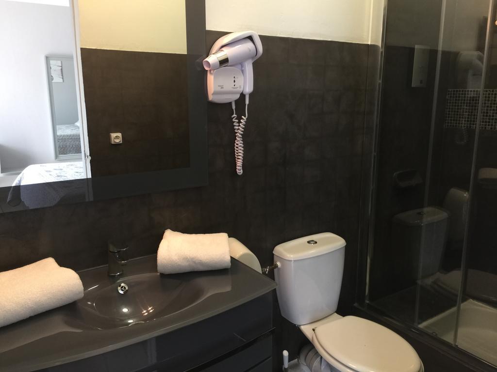 Logis Hotel Le Clement V Roquemaure  Esterno foto