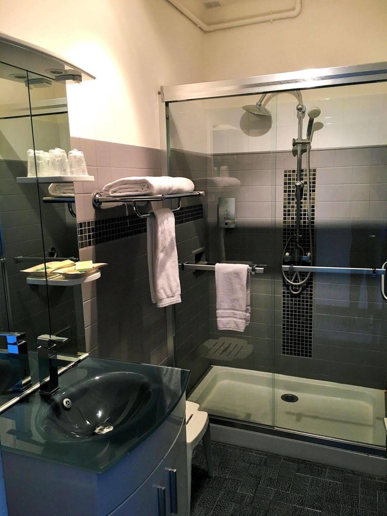 Logis Hotel Le Clement V Roquemaure  Esterno foto