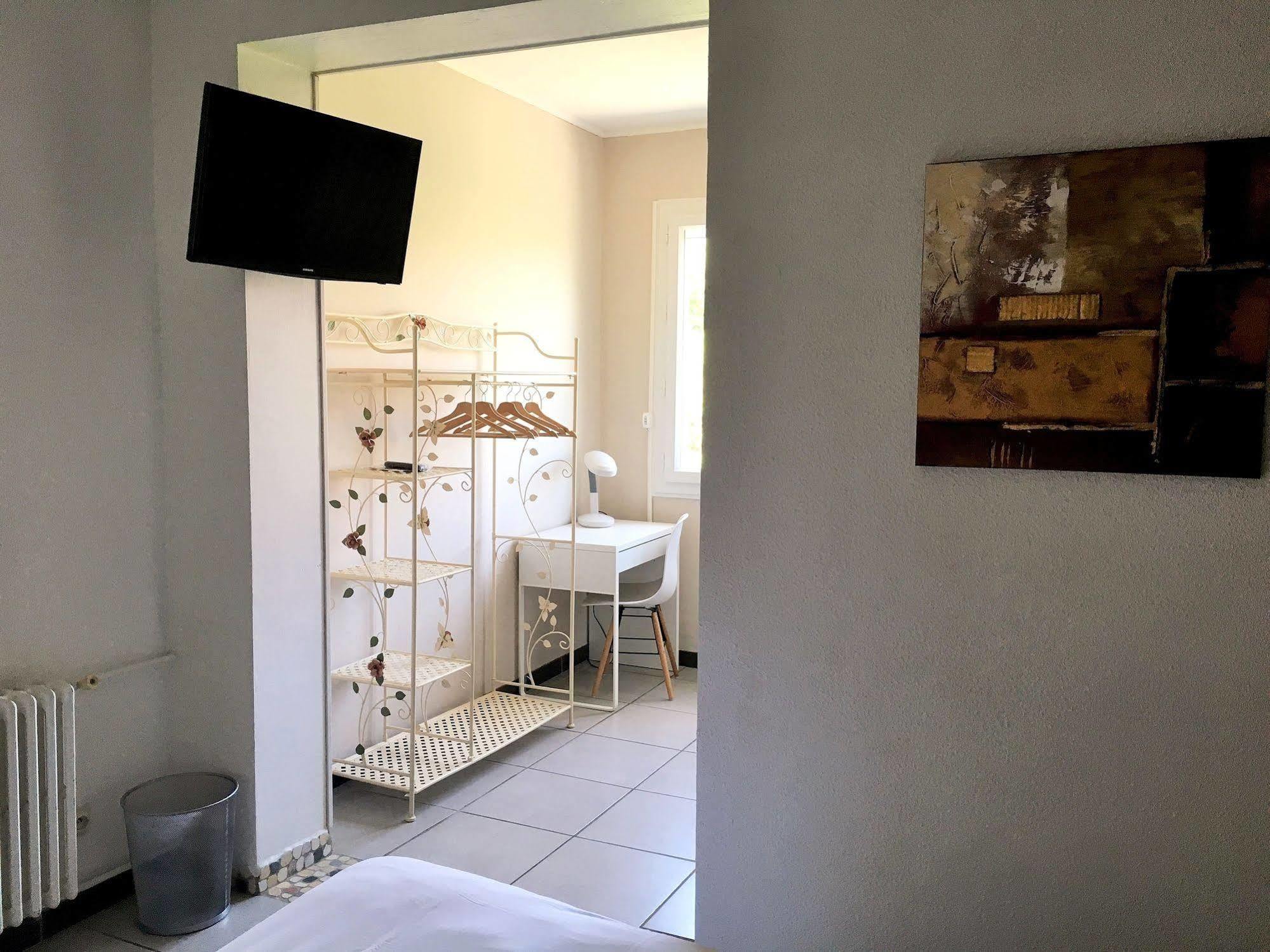Logis Hotel Le Clement V Roquemaure  Esterno foto