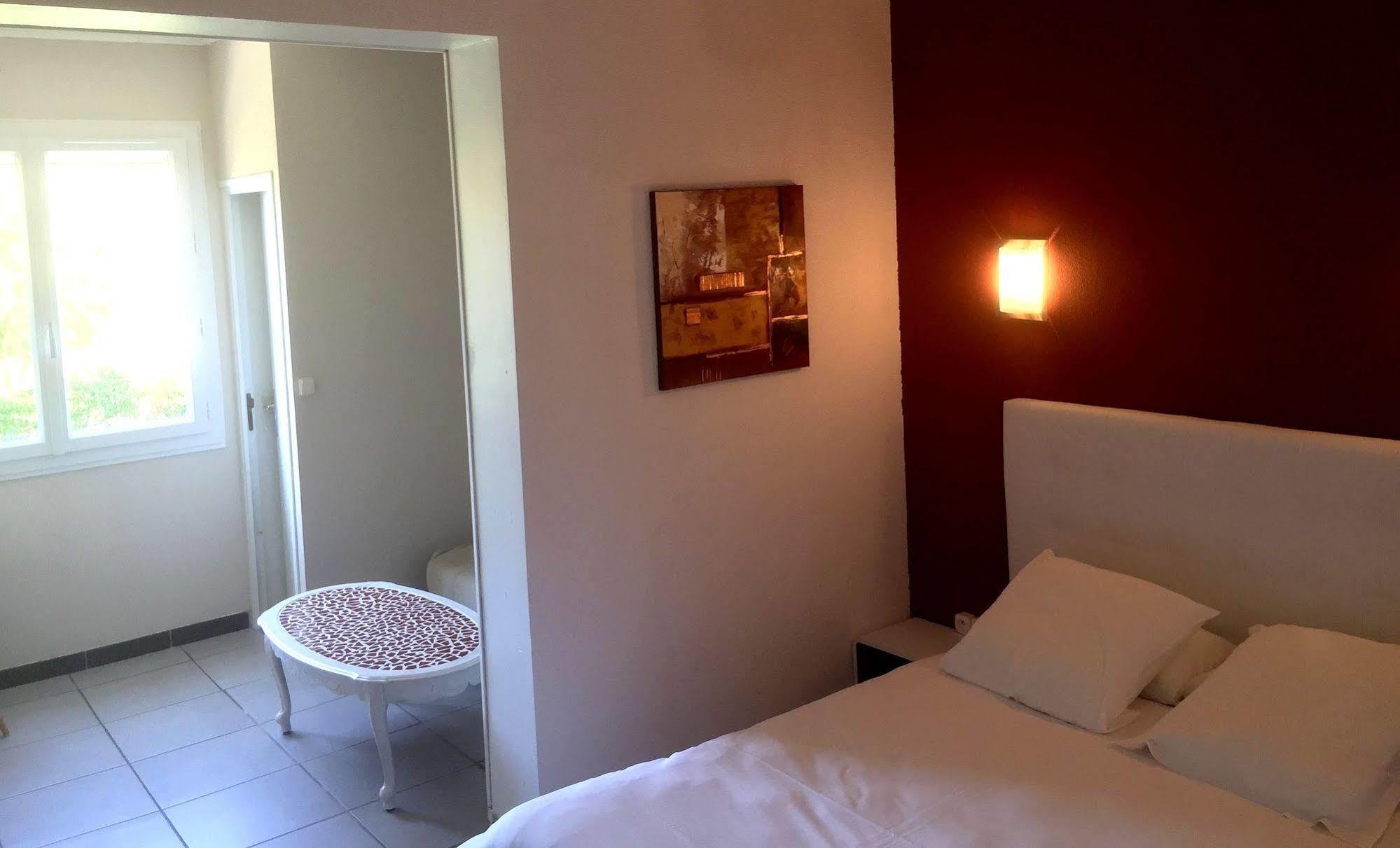 Logis Hotel Le Clement V Roquemaure  Esterno foto