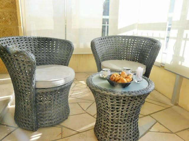Logis Hotel Le Clement V Roquemaure  Esterno foto