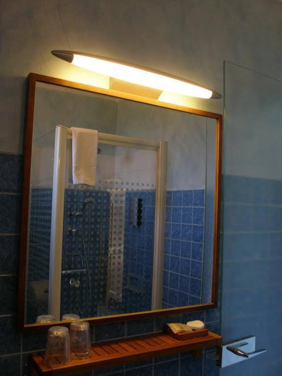 Logis Hotel Le Clement V Roquemaure  Esterno foto
